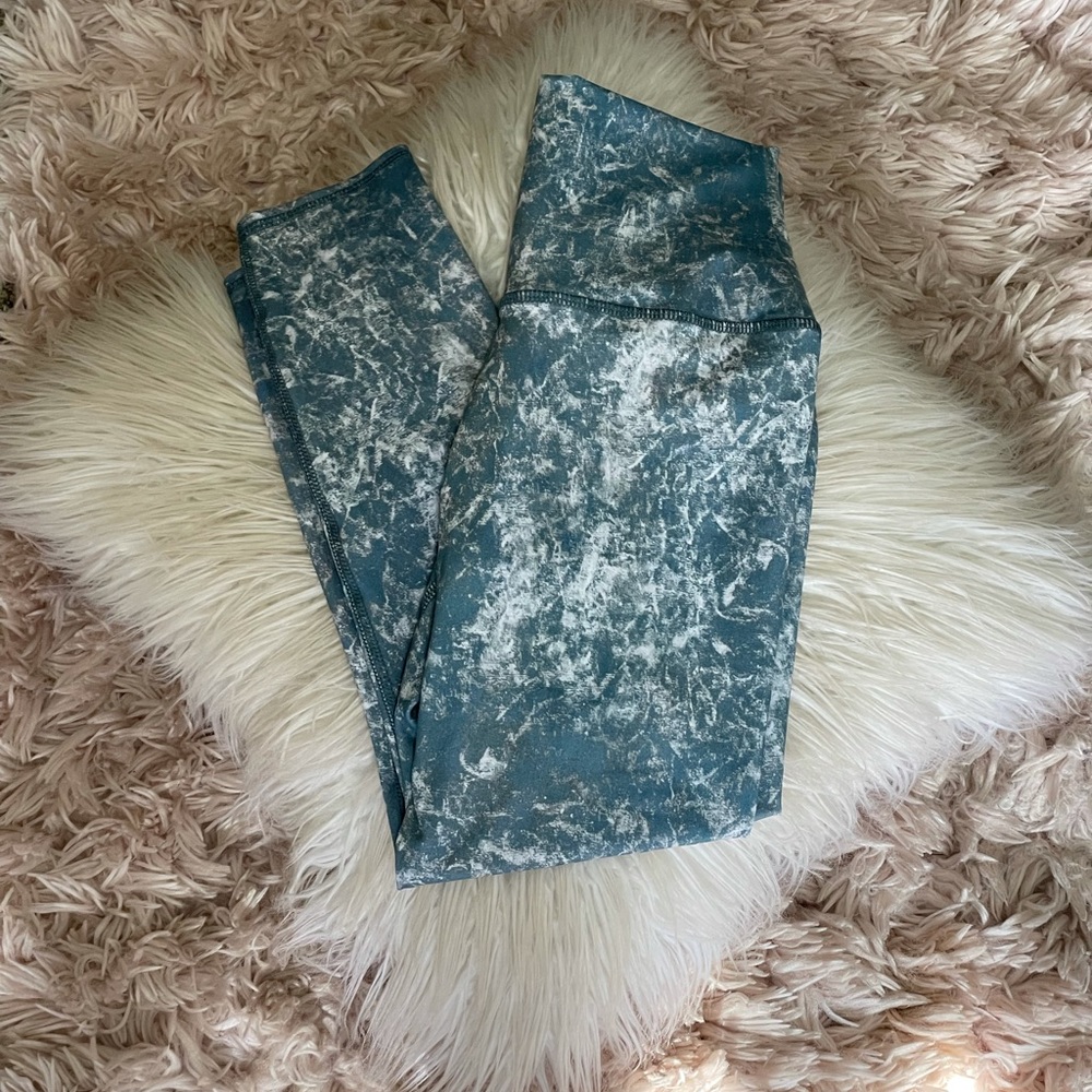 Blue and white marble leggings